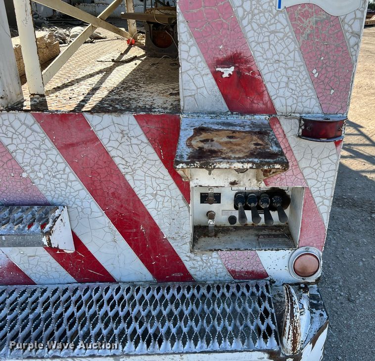 image for item DQ2338 1998 Ford F800  bucket truck