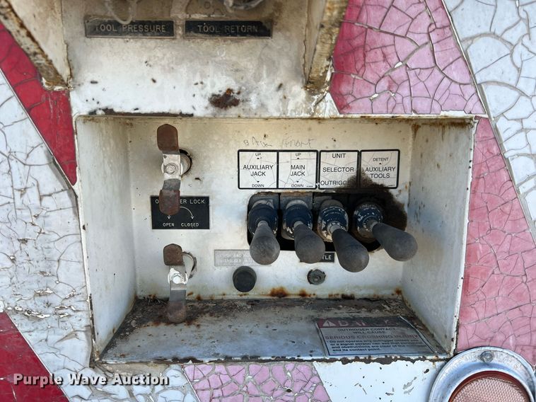 image for item DQ2338 1998 Ford F800  bucket truck