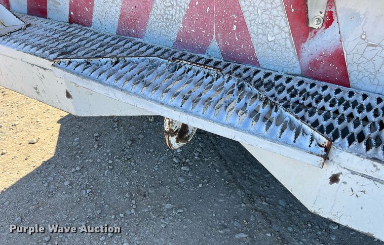 image for item DQ2338 1998 Ford F800  bucket truck