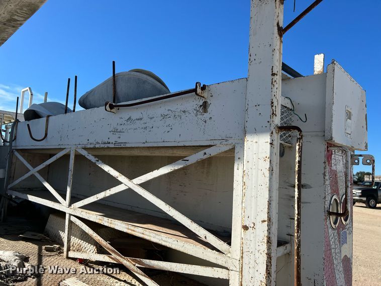 image for item DQ2338 1998 Ford F800  bucket truck