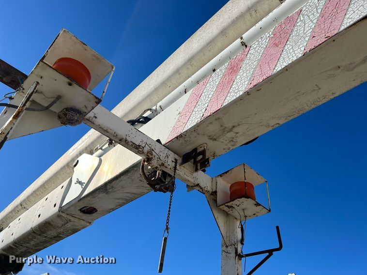 image for item DQ2338 1998 Ford F800  bucket truck