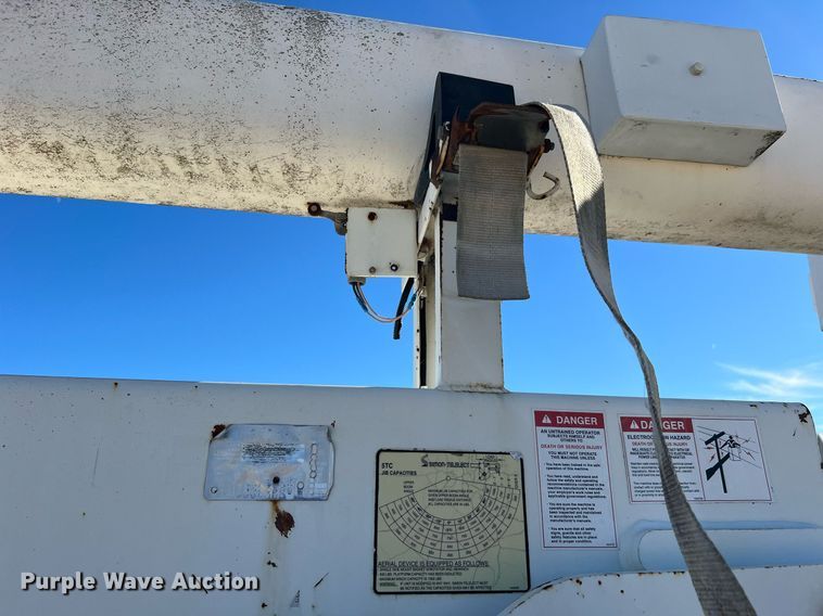 image for item DQ2338 1998 Ford F800  bucket truck