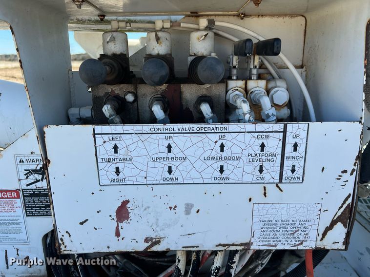 image for item DQ2338 1998 Ford F800  bucket truck