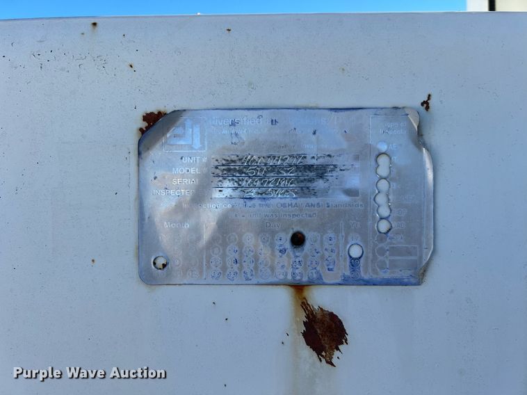 image for item DQ2338 1998 Ford F800  bucket truck