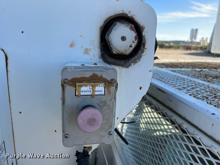 image for item DQ2338 1998 Ford F800  bucket truck