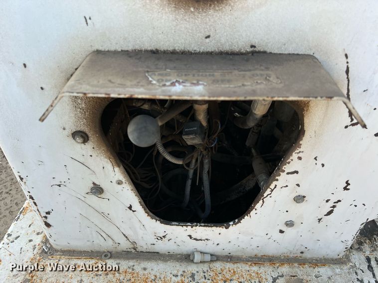 image for item DQ2338 1998 Ford F800  bucket truck