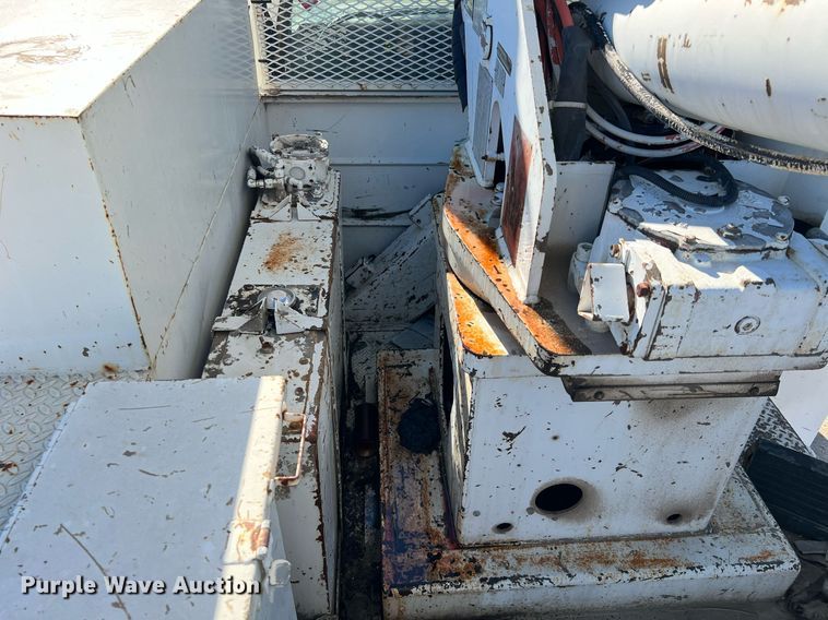 image for item DQ2338 1998 Ford F800  bucket truck