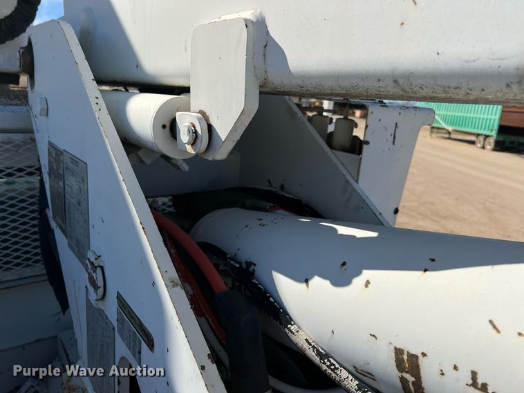 image for item DQ2338 1998 Ford F800  bucket truck