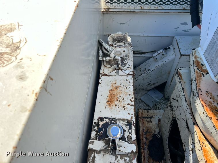 image for item DQ2338 1998 Ford F800  bucket truck