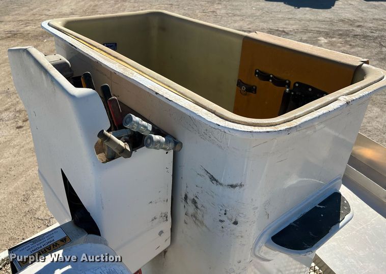 image for item DQ2338 1998 Ford F800  bucket truck