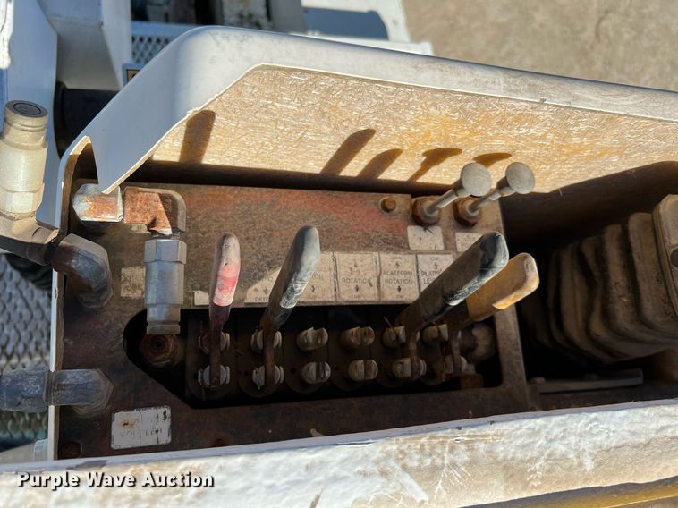 image for item DQ2338 1998 Ford F800  bucket truck