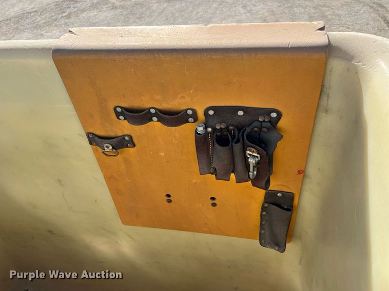 image for item DQ2338 1998 Ford F800  bucket truck