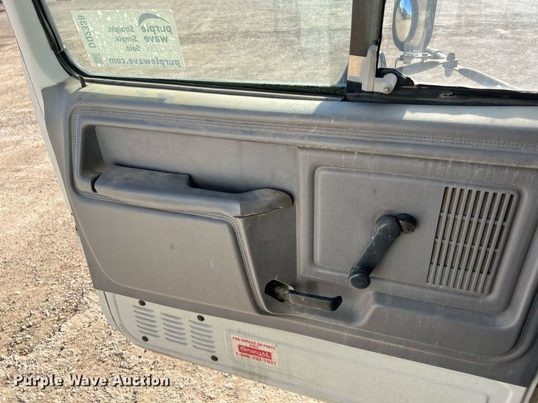 image for item DQ2338 1998 Ford F800  bucket truck