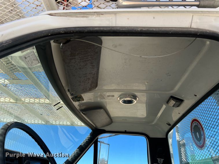 image for item DQ2338 1998 Ford F800  bucket truck