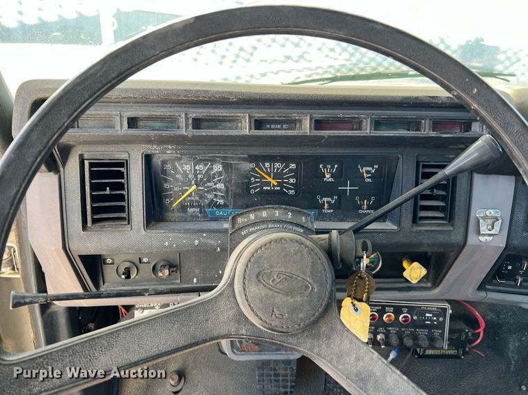 image for item DQ2338 1998 Ford F800  bucket truck