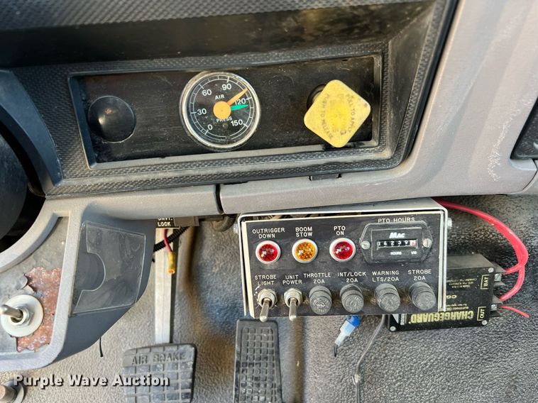 image for item DQ2338 1998 Ford F800  bucket truck