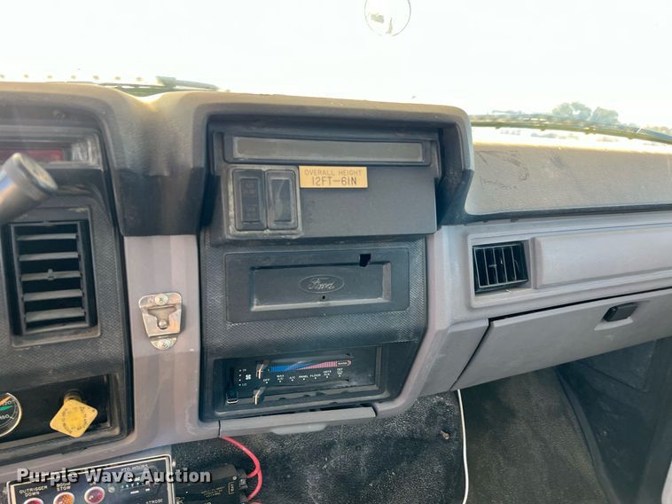 image for item DQ2338 1998 Ford F800  bucket truck