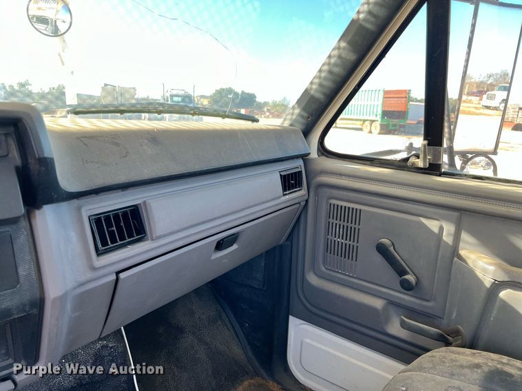 image for item DQ2338 1998 Ford F800  bucket truck