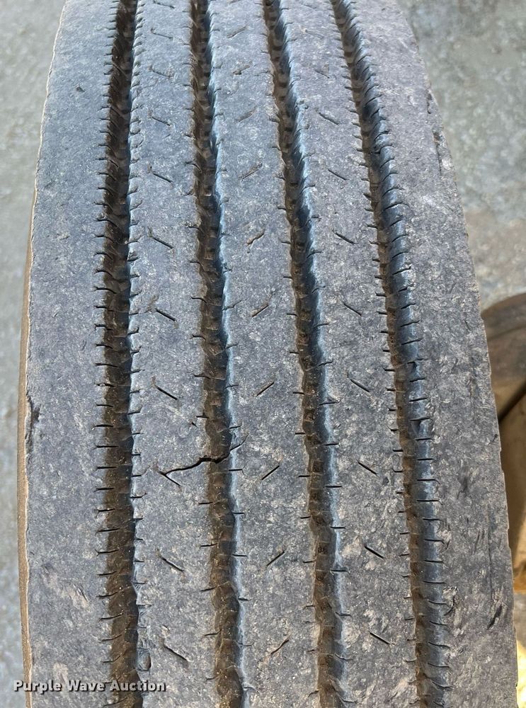 image for item DQ2338 1998 Ford F800  bucket truck