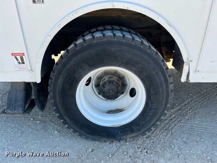 image for item DQ2338 1998 Ford F800  bucket truck