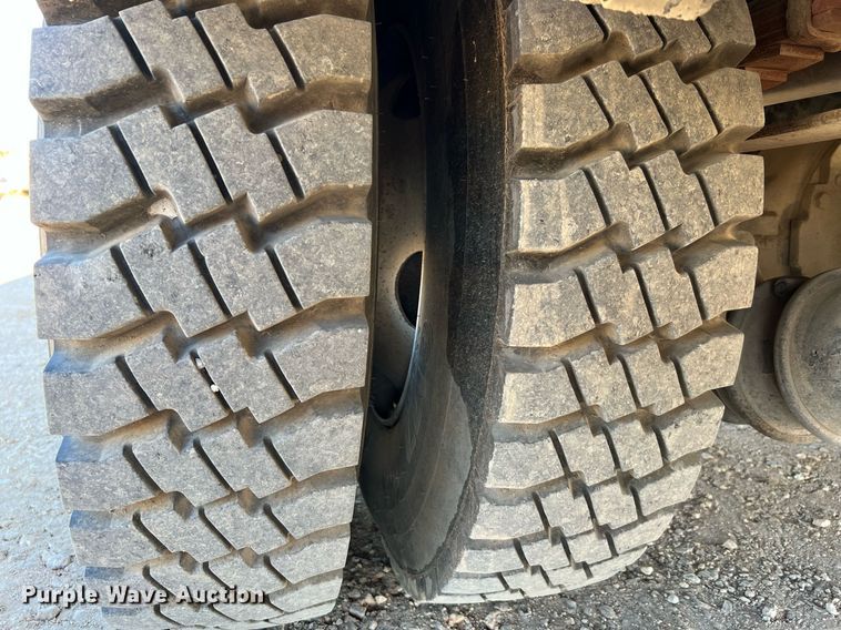 image for item DQ2338 1998 Ford F800  bucket truck