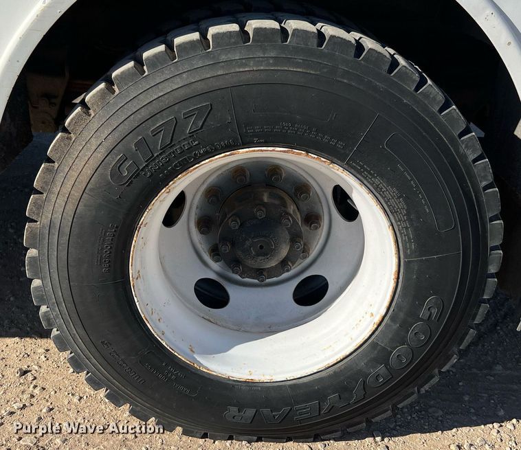 image for item DQ2338 1998 Ford F800  bucket truck