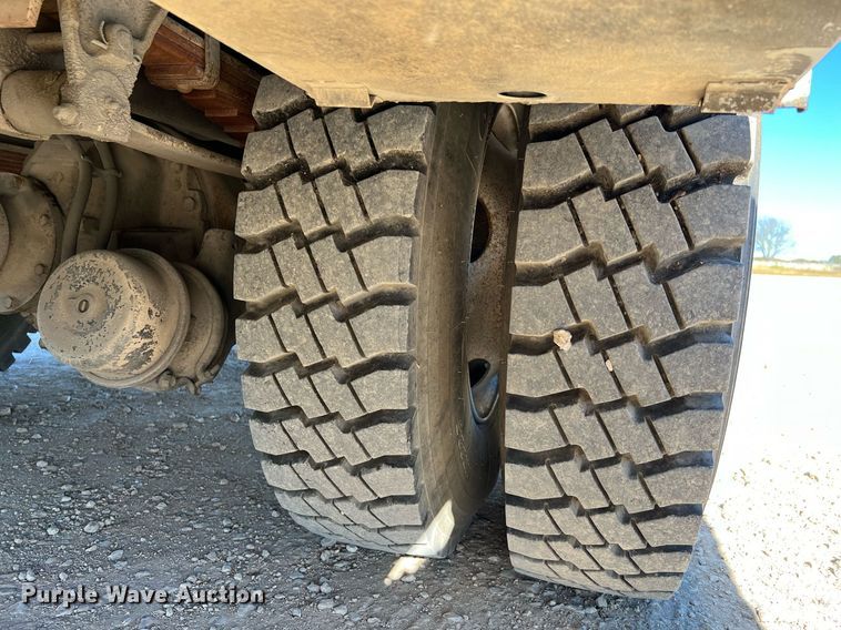 image for item DQ2338 1998 Ford F800  bucket truck