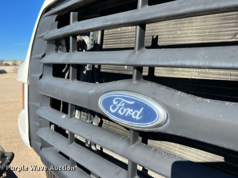 image for item DQ2338 1998 Ford F800  bucket truck