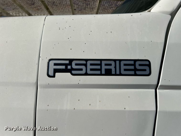 image for item DQ2338 1998 Ford F800  bucket truck