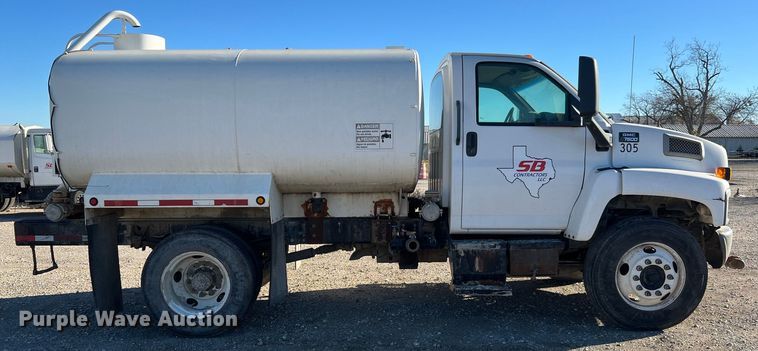 image for item DQ2339 2005 GMC C7500  water truck