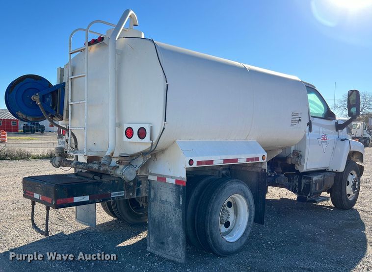 image for item DQ2339 2005 GMC C7500  water truck