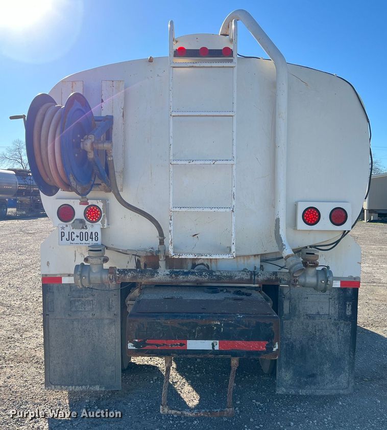 image for item DQ2339 2005 GMC C7500  water truck