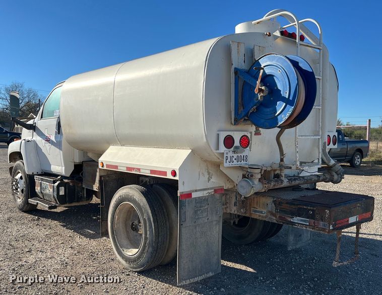 image for item DQ2339 2005 GMC C7500  water truck