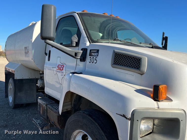 image for item DQ2339 2005 GMC C7500  water truck