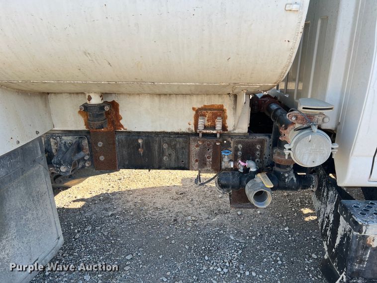 image for item DQ2339 2005 GMC C7500  water truck