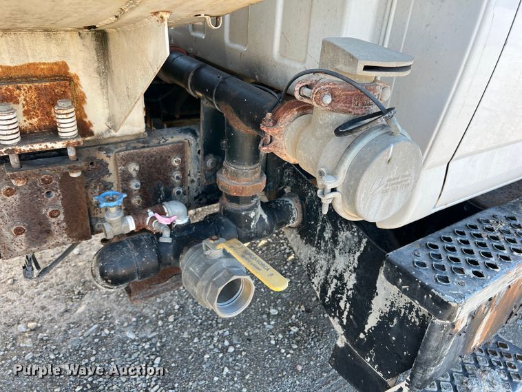 image for item DQ2339 2005 GMC C7500  water truck