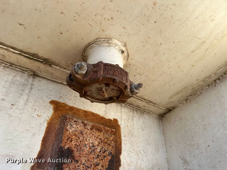 image for item DQ2339 2005 GMC C7500  water truck