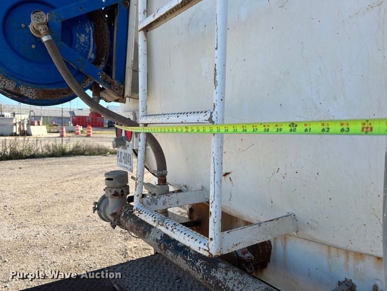 image for item DQ2339 2005 GMC C7500  water truck