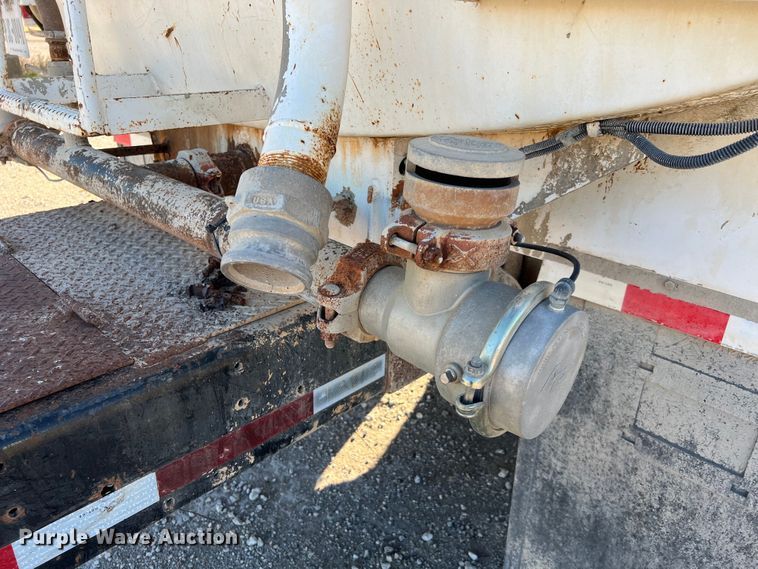 image for item DQ2339 2005 GMC C7500  water truck