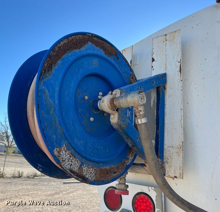 image for item DQ2339 2005 GMC C7500  water truck