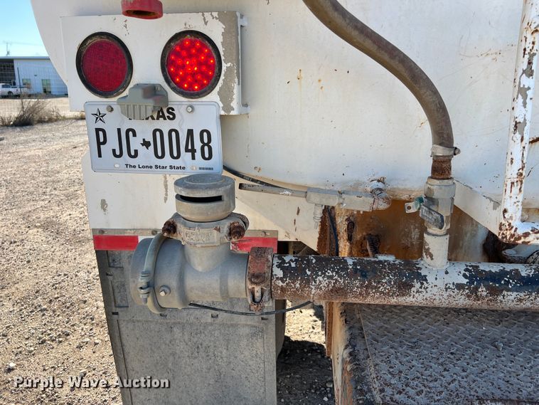 image for item DQ2339 2005 GMC C7500  water truck