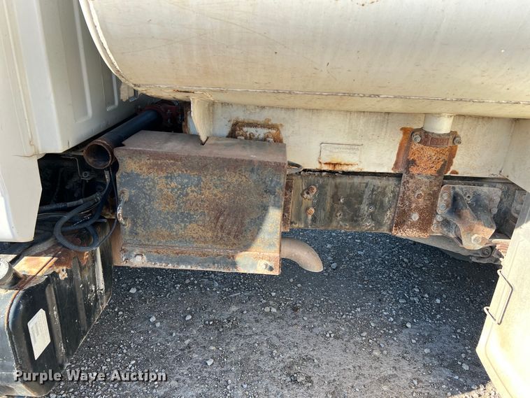 image for item DQ2339 2005 GMC C7500  water truck