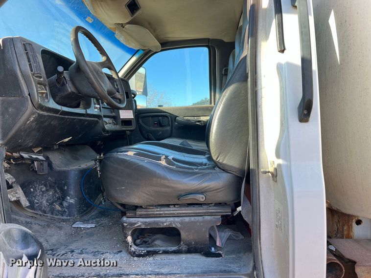 image for item DQ2339 2005 GMC C7500  water truck