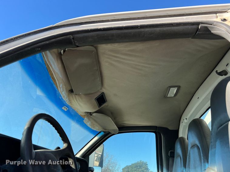 image for item DQ2339 2005 GMC C7500  water truck