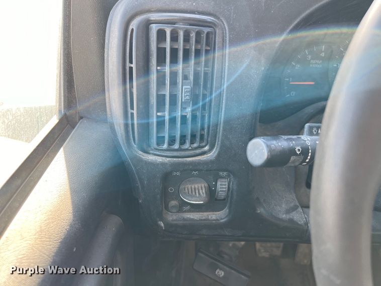 image for item DQ2339 2005 GMC C7500  water truck