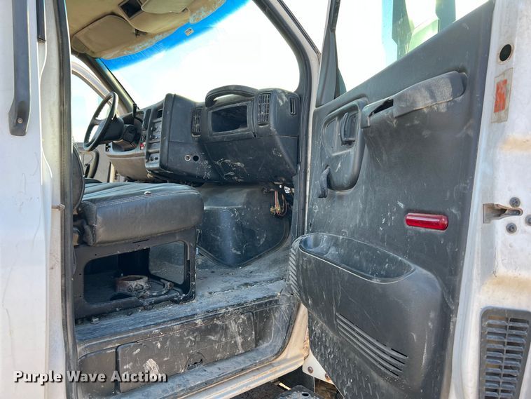 image for item DQ2339 2005 GMC C7500  water truck