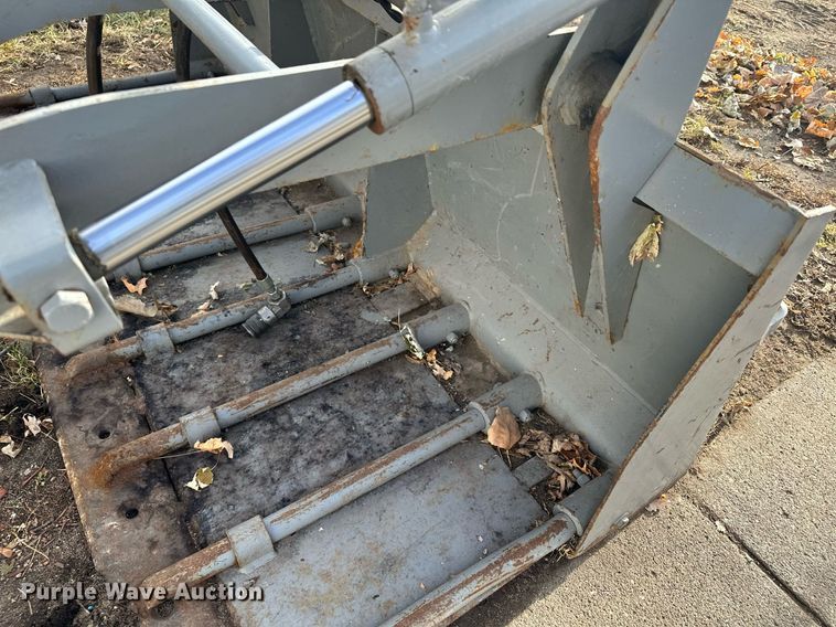 image for item DQ7405 Skid steer grapple bucket