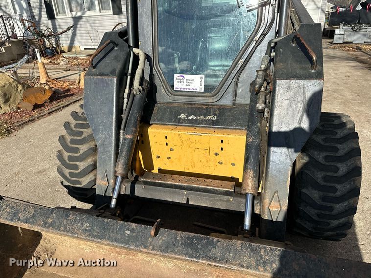 image for item DQ7406 1998 New Holland LX885  skid steer loader