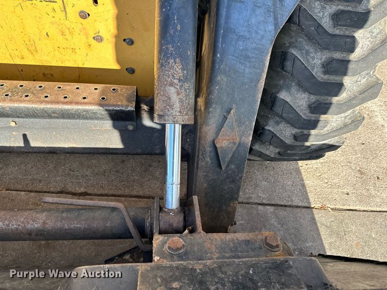 image for item DQ7406 1998 New Holland LX885  skid steer loader