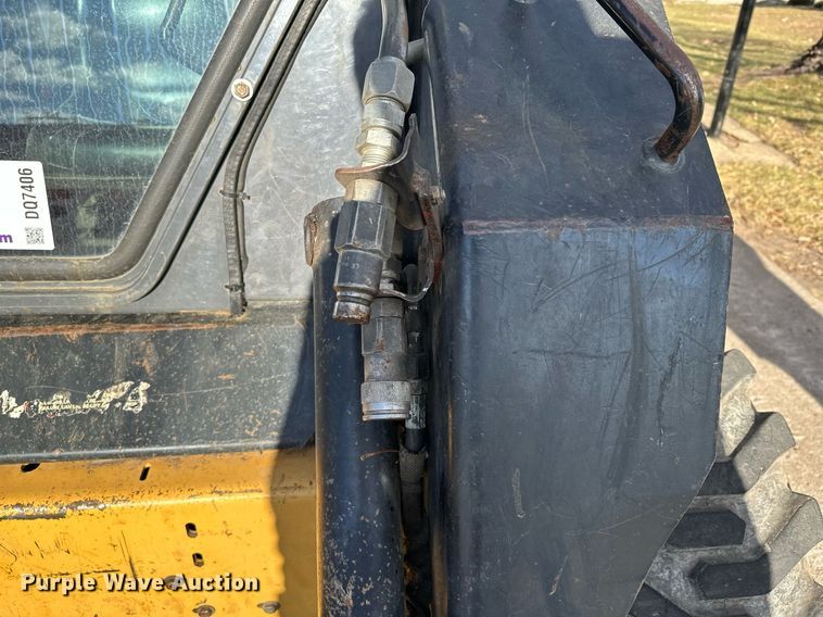 image for item DQ7406 1998 New Holland LX885  skid steer loader